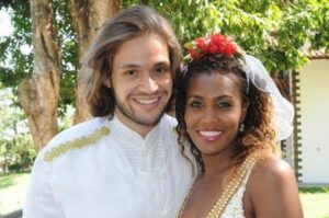 Os atores Cléverson Soares e Jandiara Macedo 