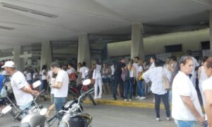 Manifestantes saíram da sede do sindicato para o Centro Administrativo