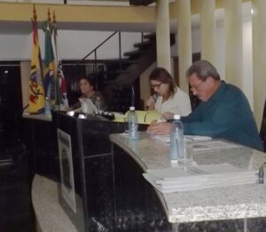 Vereadores aprovam nove projetos e derrubam veto do prefeito