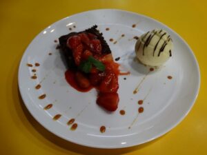 Morango flambado com brownie e sorvete, um dos novos pratos 