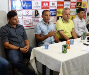 Hugo Rodrigues Campos (novo preparador de goleiros), Gilmar Estevam (novo técnico), José Geraldo Pimentel (presidente do NAC) e Carlos Calmon (gerente de Futebol)