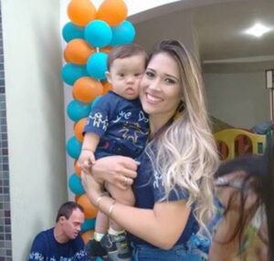 O menino Mateus Sena e a mãe Marina