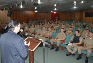 juiz-eleitoral-ministra-palestra-para-policiais-militares