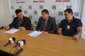 Durante entrevista coletiva, delegados falaram sobre a prisão do suspeito mais procurado de Muriaé e seu envolvimento em diversos crimes 