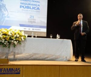 Rogério Greco durante palestra no Unifaminas 