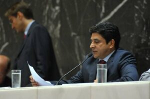 O deputado estadual Doutor Wilson Batista na mesa da ALMG 