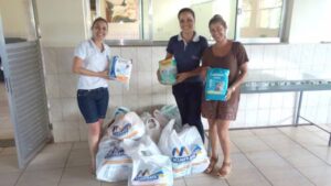 Entrega sendo feita por Lauriani Rodolphi e Lislane