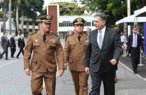 Os coronéis Bianchini e Helbert com o governador Fernando Pimentel (Foto: Manoel Marques/Imprensa MG)