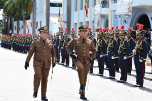 Os coronéis Bianchini e Helbert durante solenidade de passagem de comando (Foto: Manoel Marques/Imprensa MG)