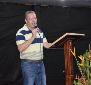 Padre Paulo Roberto durante o lançamento do livro