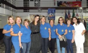 A blogueira Silvia Braz com as integrantes do Rotary Clube Muriaé Norte
