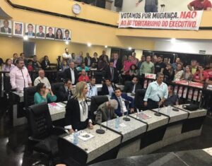 De pé durante a votação, os vereadores que foram contra o projeto: Miriam Facchini, Devail, Evandro Cheiroso, Jair Abreu e Ciso 