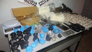 Foram apreendidos cerca de 10 kg de drogas, entre cocaína, maconha e crack