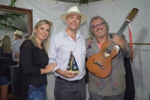 O prefeito de São Francisco do Glória, Walace Pedrosa, a primeira-dama e o cantor Chico Lobo